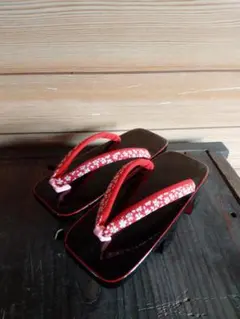 塗り下駄　赤い花柄鼻緒　2枚歯下駄