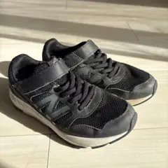 20cm New Balance ブラックスニーカー ベルクロ付き