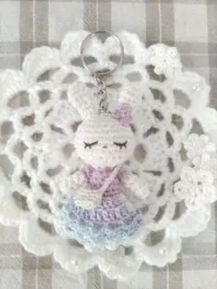 うさぎのあみぐるみキーホルダーのサムネイル