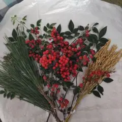 南天の実葉っぱ　稲穂の穂 松の枝　お正月の飾り