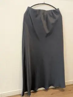 ダークグレー サテン生地ロングスカートのサムネイル