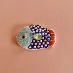 ビーズ魚型ブローチ