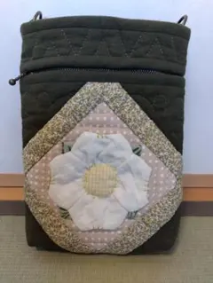 花のアップリケ付きオリーブグリーンポシェット