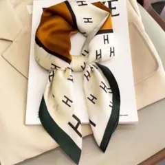 シルク調 大判 スカーフ オフホワイト ブラウン Hロゴ 70cm×70cm