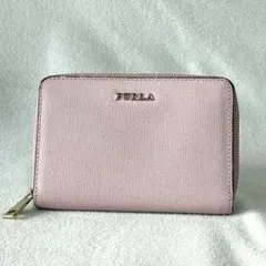 美品 FURULA 二つ折り財布 ラウンドファスナー ピンク ゴールドロゴ