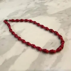 赤いネックレス