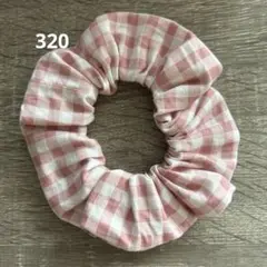 320.ピンクと白のチェック柄シュシュ　ハンドメイド