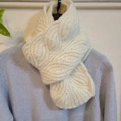 リーフ模様のマフラー　オフホワイト　ハンドメイド　手編み　毛糸　ニット