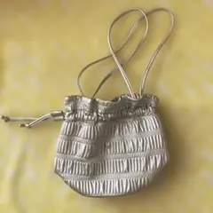 シルバーカラー 巾着型 ショルダーバッグ