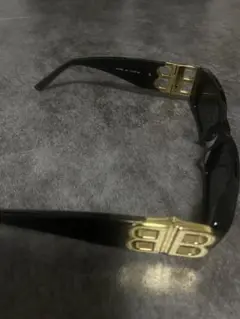BALENCIAGA ブラックサングラス ゴールドロゴ
