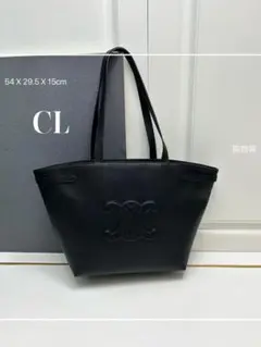 エンボスロゴ付き黒ショルダーバッグ
