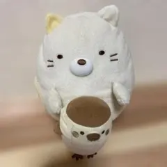 スズメを触っているすみっこぐらしぬいぐるみ