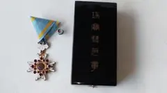極美品】瑞宝双光章 H15制度改正後 新型 完品 本物保証 勲章 純銀製