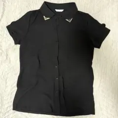 黒の半袖シャツ 金属装飾付き