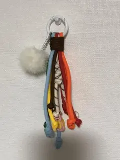 カラフルな紐とファー付きキーホルダー