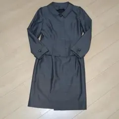 グレーのジャケットとスカートのセット