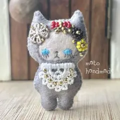 インド刺繍リボン 猫ちゃん ピアスorイヤリング - メルカリ