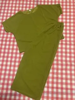 オリーブ色・青色パンツセットアップ