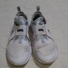 NIKE ホワイト スリッポンスニーカー　23センチ