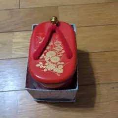 花柄の赤い小物入れ