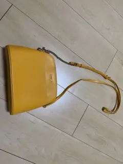 イエロー ショルダーバッグ チェーン付き