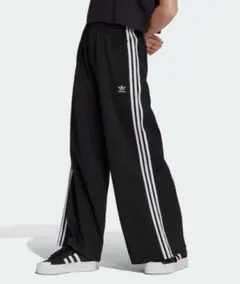 アディダス　ジャージ　パンツ　クラシックス　ワイドレッグパンツのサムネイル