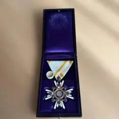 勲五等瑞宝章 婦人用 勲章 純銀製 超レア 美品 美品】勲五等瑞宝章（現瑞宝双光章）明治勲章 純銀製 本物保証