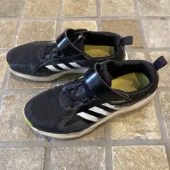 adidas キッズスニーカー 22.5cm