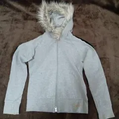 フードボア付きグレーパーカー