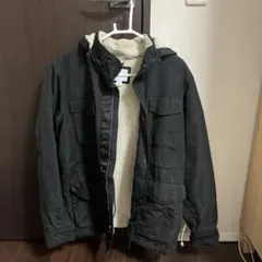 フード付き黒ダウンジャケット