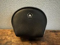 黒レザー 丸型ポーチ 花モチーフ