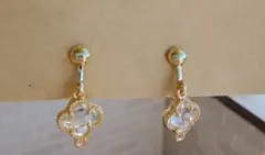 小ぶりで上品クリア×ゴールド 揺れる大人可愛いイヤリング／ピアス　ハンドメイド