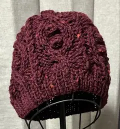ハンドメイド手編みのニット帽子渋いレッド（えんじ）系のツィード毛糸女性向け