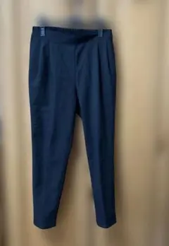 黒のゴムウエストプリーツパンツ