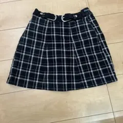 黒と白のチェック柄スカート