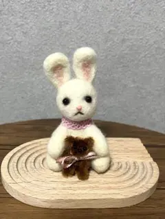 羊毛フェルト うさぎ　くまのぬいぐるみのサムネイル