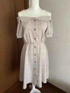 オフショルダー ベージュ系チェック ワンピース