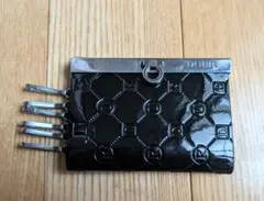 DUER 6連キーケース 二つ折り エナメル 型押し モノグラム ブラック