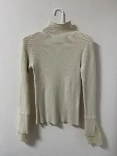 クリーム色ハイネックニット