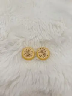 花模様 ベージュ ピアス　ハンドメイド