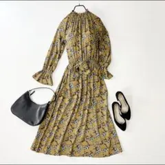 美品✨【GU】フラワープリントミディワンピース　さらさら　ハイネック　マスタード