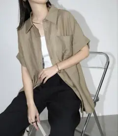 ☆未使用☆andmeリネンブレンド2WAYシアーシャツ　ブラウン