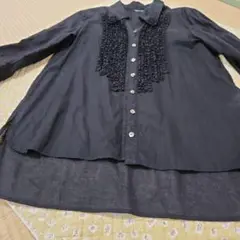 インゲボルグ フリル付き黒長袖チュニックシャツ