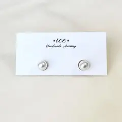 1019◆つやつやパール　冠婚葬祭　小粒　チタンピアス　ハンドメイド　金属