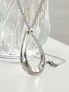 シルバー色 ドロップ型 ペンダント ネックレス