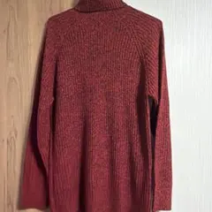 赤いタートルネックニット