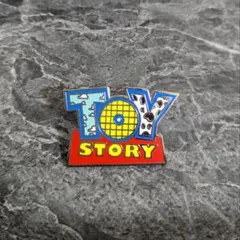 ピクサー トイ・ストーリー ロゴ リトルグリーンメン ピンバッジ