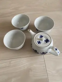 青い花柄の急須と湯呑みセット