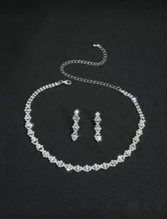 クリスタル装飾のネックレスとピアスセット