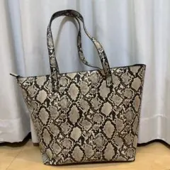 ヘビ柄トートバッグ ベージュと黒